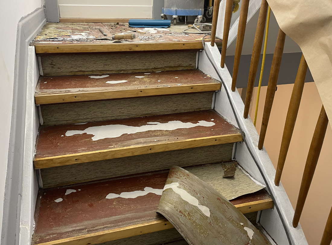 Für eine nachhaltige Treppenrenovierung wird der defekt Belag entfernt und fachgerecht entsorgt.
