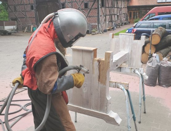 Möbel sandstrahlen aus massivem Holz