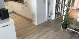 Laminat in einem Raum mit Küche und Flur. Artikel: Laminat durchgehend verlegen von Raum zu Raum – geht das?: