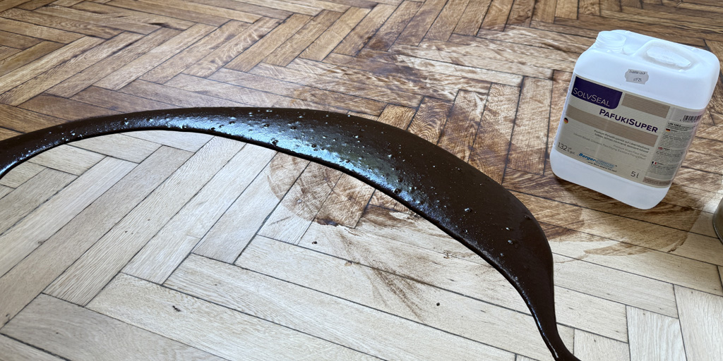 Fugen im Parkett füllen: Kittmasse wird auf Parkett aufgetragen. Parkett Fugen füllen