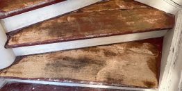 Holztreppe tauschen - ein Anzeichen dafür ist Schädlingsbefall wie auf dieser geschliffenen Treppe