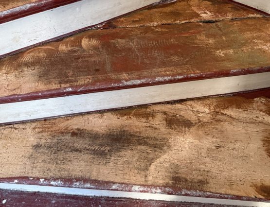 Holztreppe tauschen - ein Anzeichen dafür ist Schädlingsbefall wie auf dieser geschliffenen Treppe