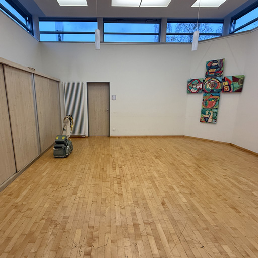 Fertigparkett abschleifen lassen: Alter Parkettboden mit Schleifmaschine in einem Andachtsraum