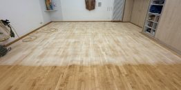 Fertigparkett schleifen lassen: teilweise geschliffener Parkettboden in einem Andachtsraum eines Seniorenheims in Lüdinghausen