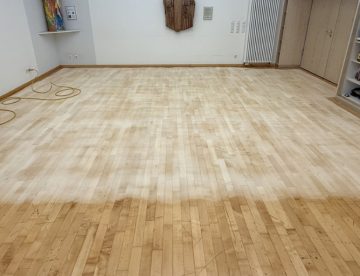 Fertigparkett schleifen lassen: teilweise geschliffener Parkettboden in einem Andachtsraum eines Seniorenheims in Lüdinghausen