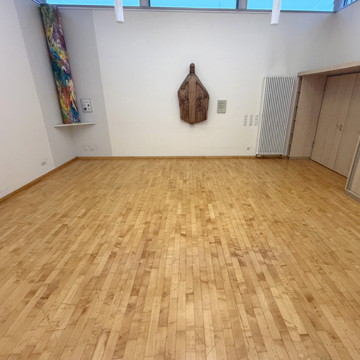 Altes Mehrschichtparkett mit Spuren der Abnutzung