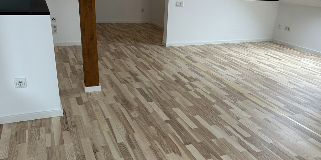 Nachher: Das Parkett ist weiß geölt.