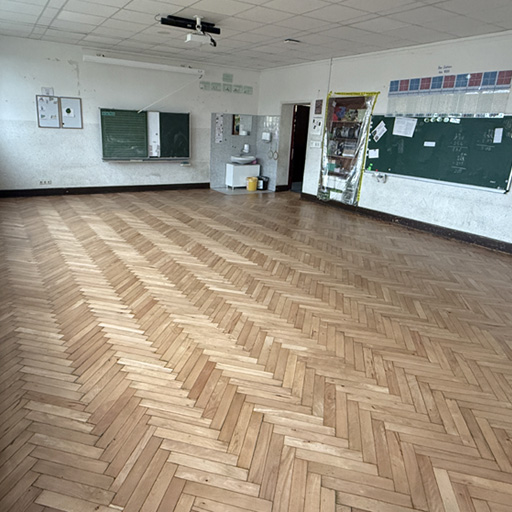 Parkett mit neuer Lackschicht im Klassenzimmer
