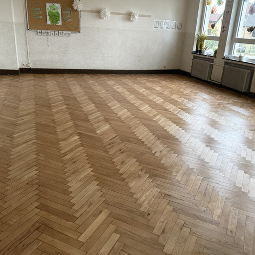 Frisch lackiertes Parkett im Klassenraum