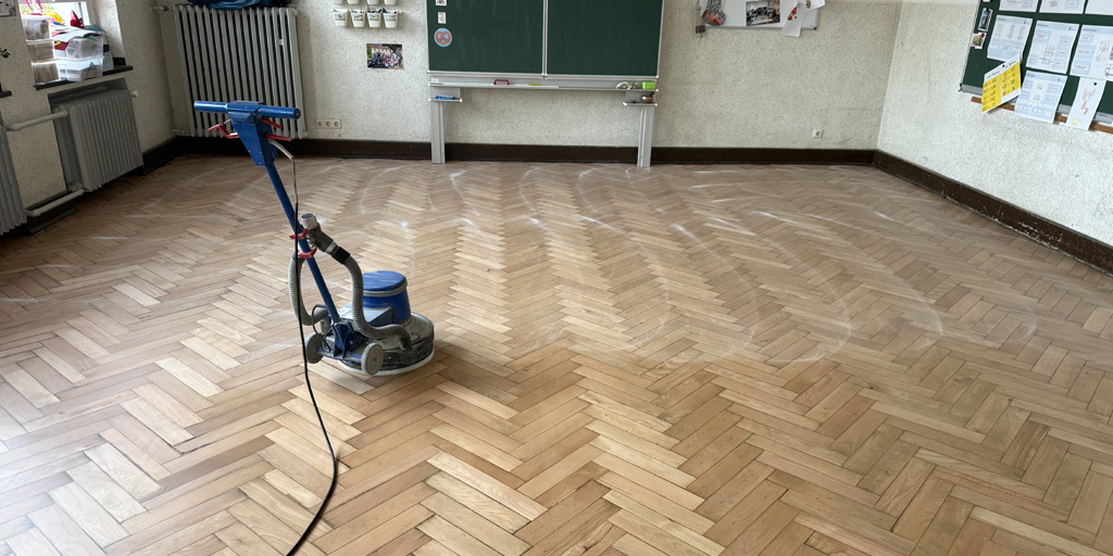 Bei der Parkettlackierung ist ein Schleifgang (mit dem Tellerschleifer) nach der ersten Lackschicht erforderlich, um die Oberfläche komplett versiegeln zu können.