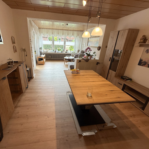 Neuer Designbelag liegt auf dem Parkett.