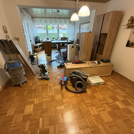 altes Parkett neu belegen: Würfelparkett in einem Wohnzimmer