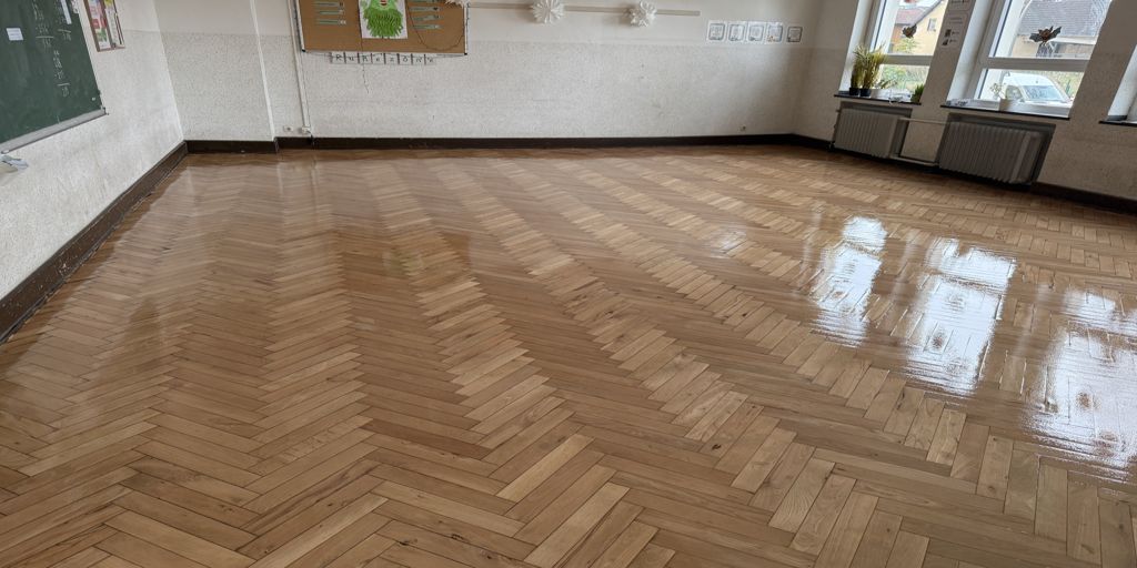 frisch lackiertes Parkett in einem Klassenraum