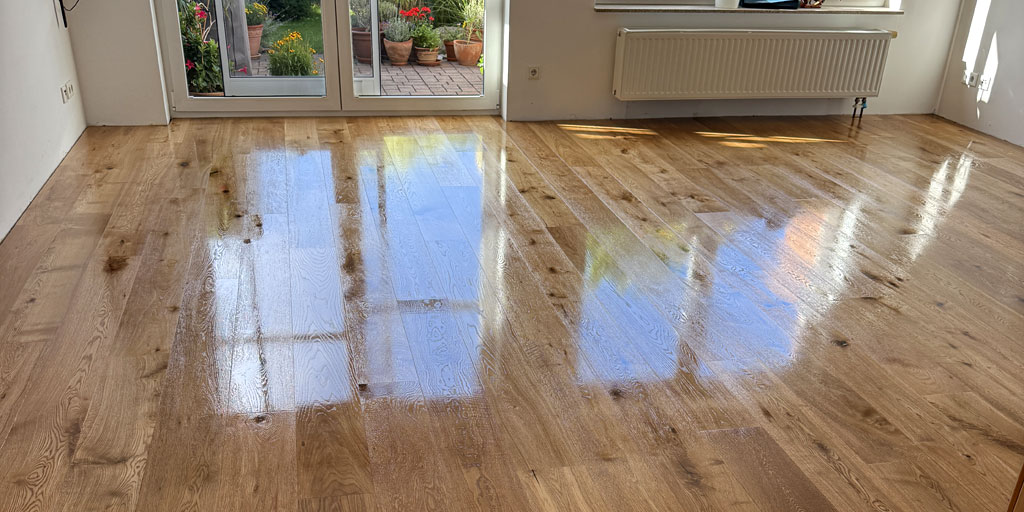 Frisch beschichtet: Die Eiche-Landhausdielen haben eine zusätzliche Schutzschicht mit Hartwachsöl bekommen.