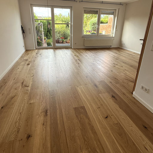 Landhausdielen haben den alten Korkbelag ersetzt.